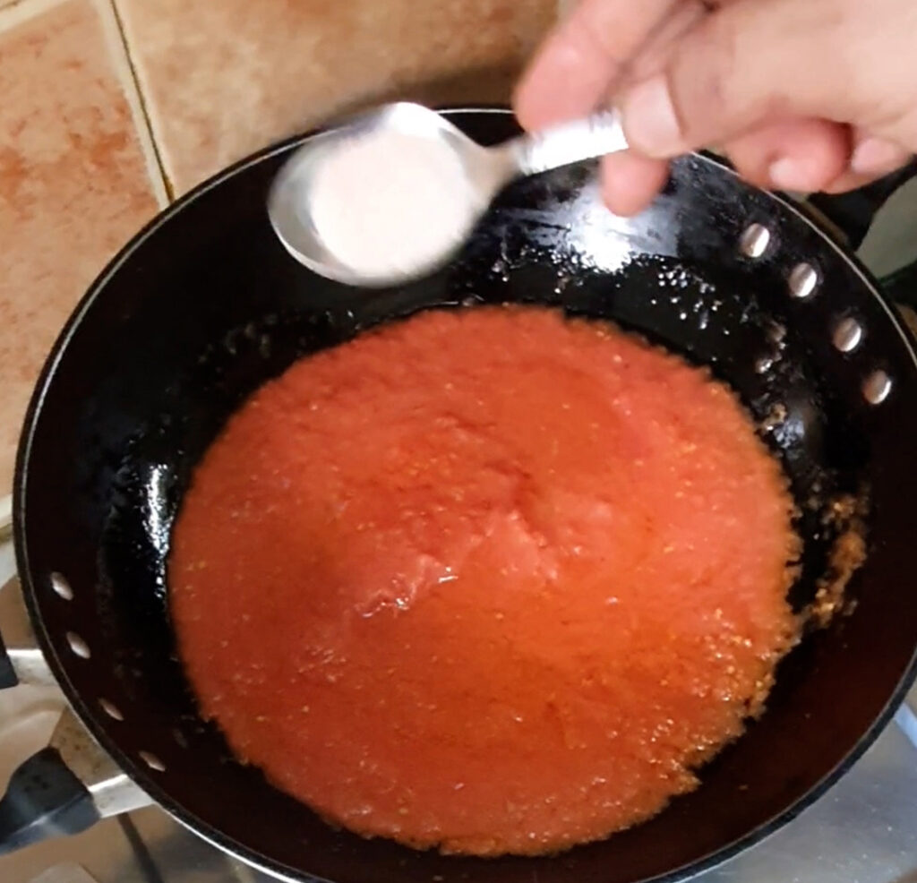 salt and chili powder in pizza sauce