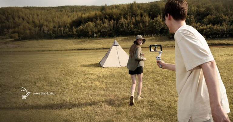 Smartphone gimbal for travel vlogging