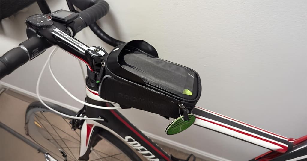 Touchscreen cycling phone bag