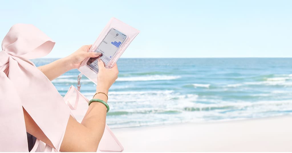 Amazon beach tote with phone holder