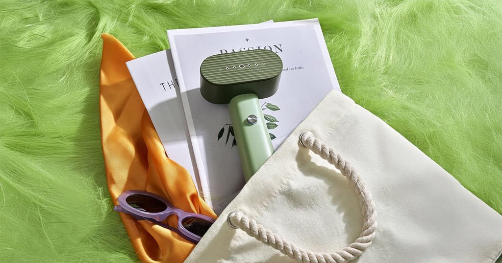 Portable clothes steamer for travel