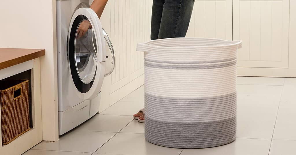 Rolling laundry hamper